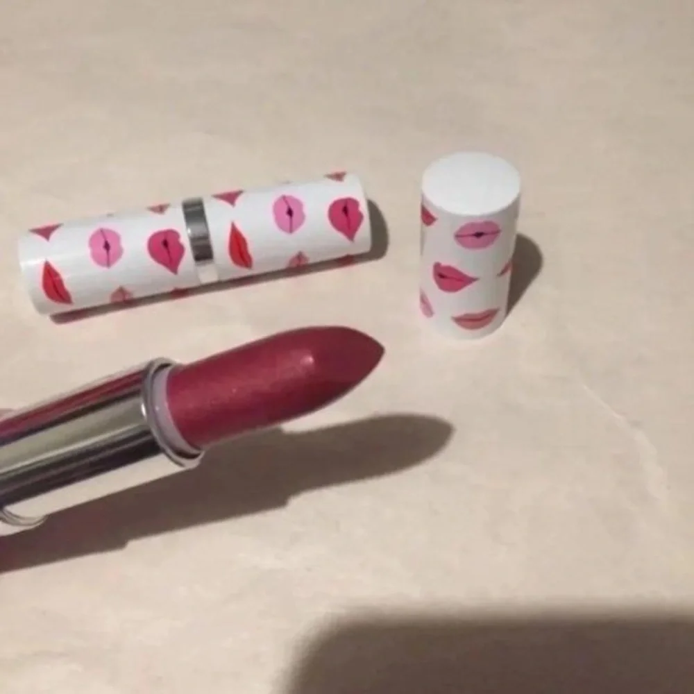 2 x Clinique lipsticks